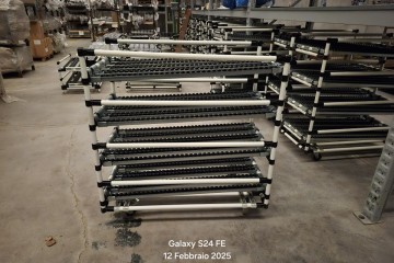 Liquidazione carrelli porta contenitori con rulliere