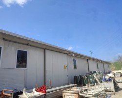 Liquidazione struttura mobile in ferro con copertura e portoni di entrata