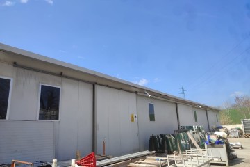 Liquidazione struttura mobile in ferro con copertura e portoni di entrata