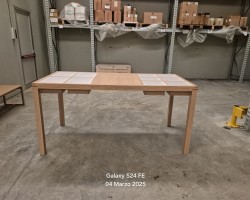 Liquidazione tavoli, sgabelli, panche e scale in legno di varie dimensioni. Prodotti nuovi ancora imballati.