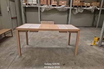 Liquidazione tavoli, sgabelli, panche e scale in legno di varie dimensioni. Prodotti nuovi ancora imballati.