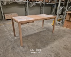 Liquidazione tavoli, sgabelli, panche e scale in legno di varie dimensioni. Prodotti nuovi ancora imballati.