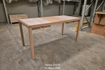 Liquidazione tavoli, sgabelli, panche e scale in legno di varie dimensioni. Prodotti nuovi ancora imballati.