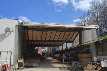 Liquidazione tettoia mobile con struttura in ferro e copertura telonata