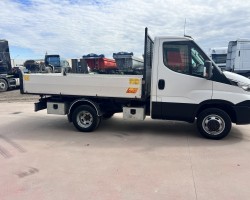 Liquidazione Furgone Iveco Daily 35C11, anno 2016, Km 98.000. Ribaltabile Trilaterale con presa di forza idraulica.